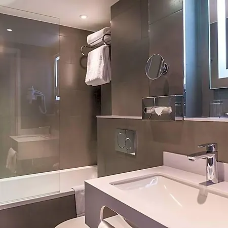 Hotel La Des Ternes 4*