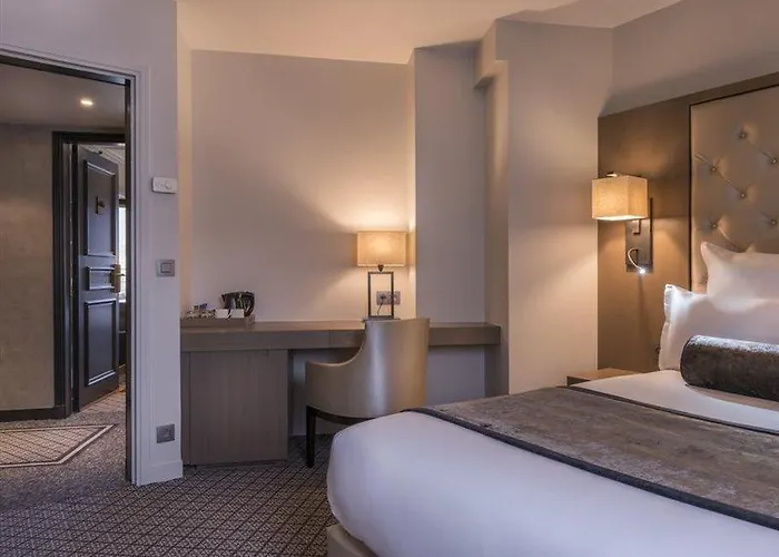 Hotel La Des Ternes 4*