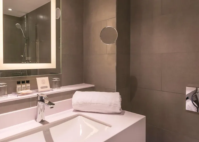 Hotel La Des Ternes 4*