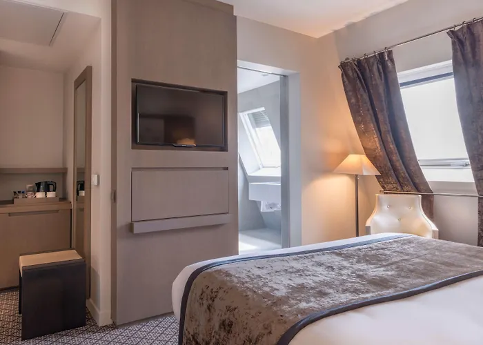 Hotel La Des Ternes 4*